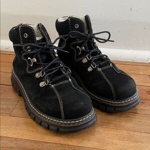 Vintage Gorpcore suede hiking boots with thick rubber sole-Size 8